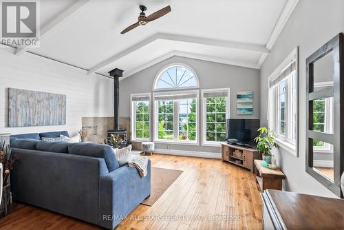 2 Honeys Beach Road, Scugog, ON - Indoor Photo Showing Living Room