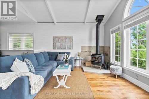 2 Honeys Beach Road, Scugog, ON - Indoor Photo Showing Living Room