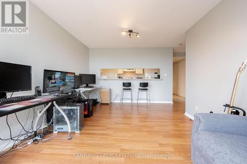 403 - 90 Dale Avenue, Toronto, ON - Indoor Photo Showing Living Room