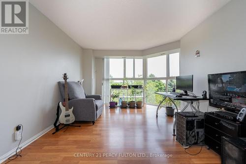 403 - 90 Dale Avenue, Toronto, ON - Indoor Photo Showing Living Room