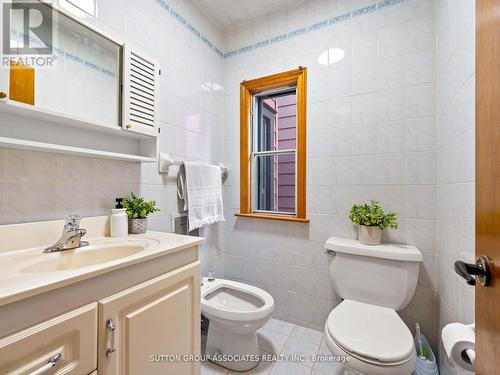 696 Crawford Street, Toronto, ON - Indoor Photo Showing Bathroom