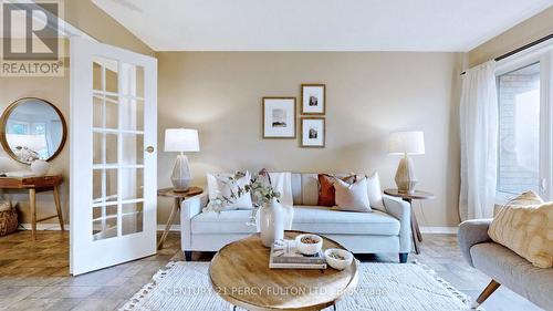 51 Heaver Drive, Whitby, ON - Indoor Photo Showing Living Room