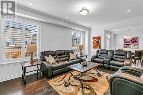 85 Wyndham Circle, Georgina, ON - Indoor Photo Showing Living Room