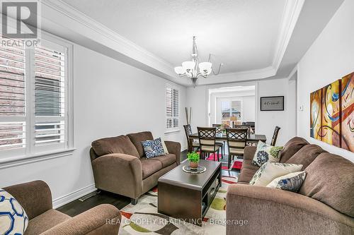 85 Wyndham Circle, Georgina, ON - Indoor Photo Showing Living Room