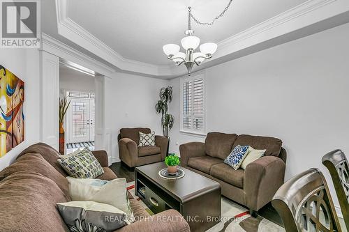 85 Wyndham Circle, Georgina, ON - Indoor Photo Showing Living Room