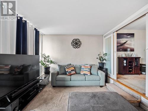 502 - 31 Four Winds Drive, Toronto, ON - Indoor Photo Showing Living Room