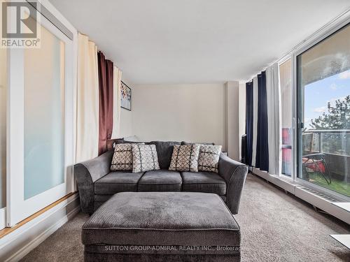 502 - 31 Four Winds Drive, Toronto, ON - Indoor Photo Showing Living Room