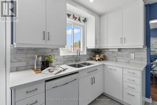 19 Vanstone Court, Clarington (Bowmanville), ON - Indoor Photo Showing Kitchen With Double Sink