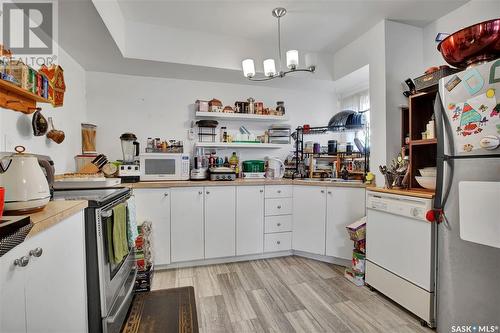 707 Mcpherson Avenue, Saskatoon, SK - Indoor Photo Showing Kitchen With Double Sink