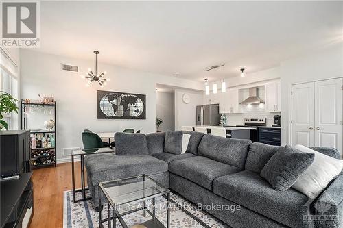 596 Compass Street, Ottawa, ON - Indoor Photo Showing Living Room