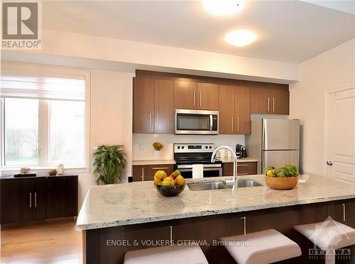 H - 1020 Beryl, Ottawa, ON - Indoor Photo Showing Kitchen With Double Sink