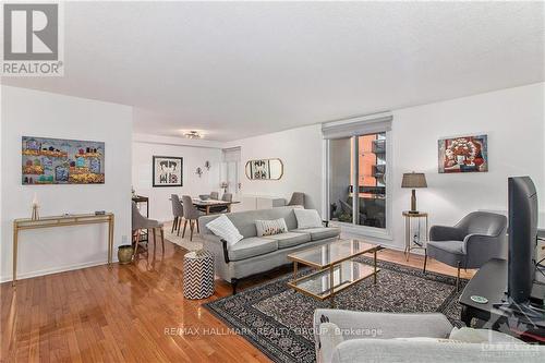 601 - 141 Somerset Street, Ottawa, ON - Indoor Photo Showing Living Room