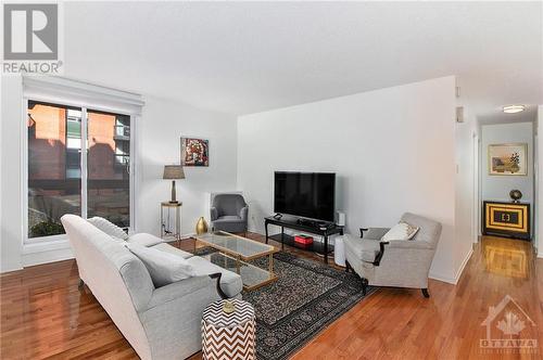 141 Somerset Street Unit#601, Ottawa, ON - Indoor Photo Showing Living Room