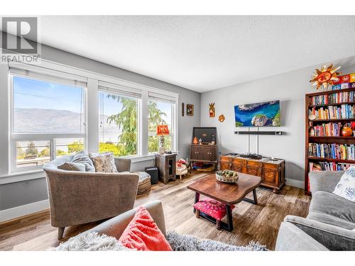 5286 Huston Road, Peachland, BC - Indoor Photo Showing Living Room