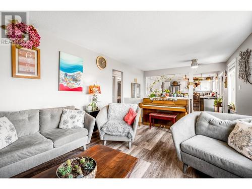 5286 Huston Road, Peachland, BC - Indoor Photo Showing Living Room