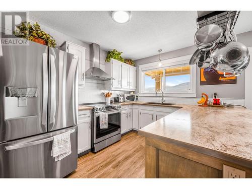 5286 Huston Road, Peachland, BC - Indoor Photo Showing Kitchen With Upgraded Kitchen