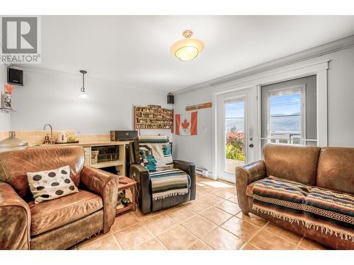 5286 Huston Road, Peachland, BC - Indoor Photo Showing Living Room