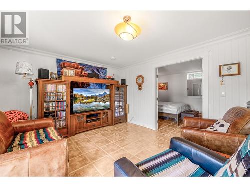 5286 Huston Road, Peachland, BC - Indoor Photo Showing Living Room