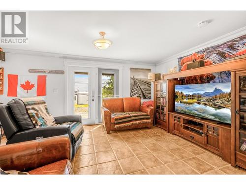 5286 Huston Road, Peachland, BC - Indoor Photo Showing Living Room