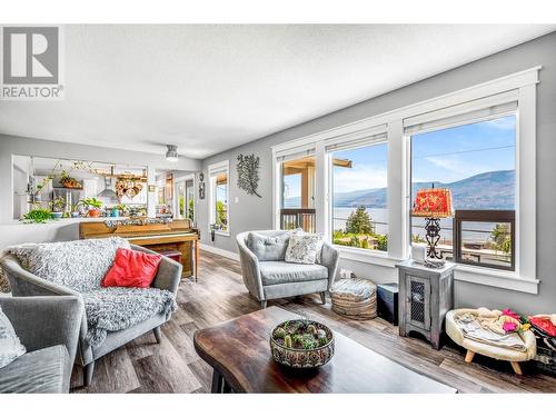 5286 Huston Road, Peachland, BC - Indoor Photo Showing Living Room