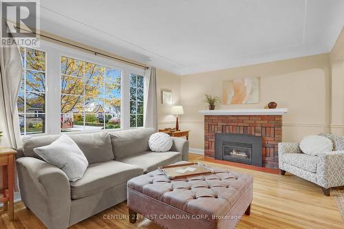 130 Bond Street, London, ON - Indoor Photo Showing Living Room With Fireplace