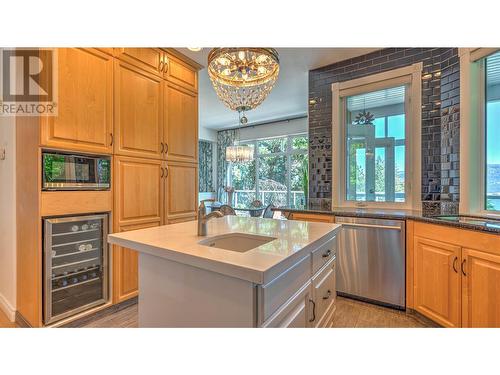 10220 Columbia Way, Vernon, BC - Indoor Photo Showing Kitchen