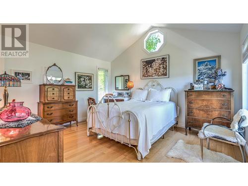 10220 Columbia Way, Vernon, BC - Indoor Photo Showing Bedroom