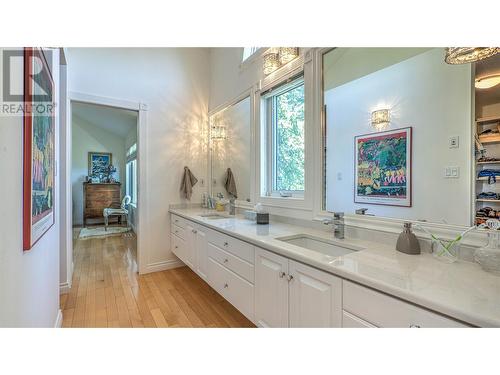 10220 Columbia Way, Vernon, BC - Indoor Photo Showing Bathroom