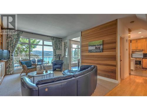 10220 Columbia Way, Vernon, BC - Indoor Photo Showing Living Room