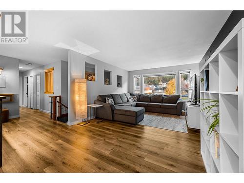 2506 Nechako Drive, Kamloops, BC - Indoor Photo Showing Living Room