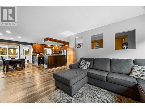 2506 Nechako Drive, Kamloops, BC - Indoor Photo Showing Living Room