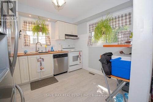 40 Barrington Crescent, Brampton, ON - Indoor Photo Showing Kitchen