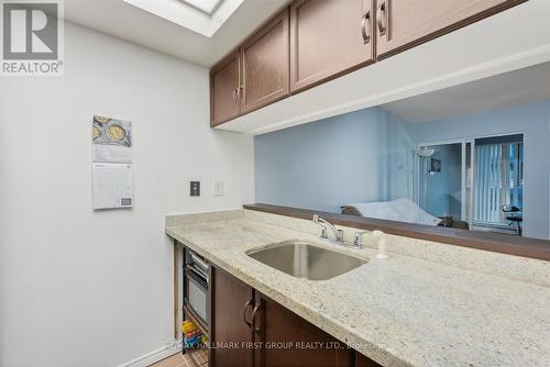 713 - 222 The Esplanade, Toronto (Waterfront Communities), ON - Indoor Photo Showing Kitchen