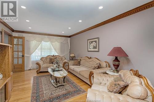 593 Dorset, Tecumseh, ON - Indoor Photo Showing Living Room