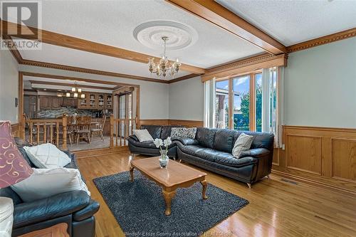 593 Dorset, Tecumseh, ON - Indoor Photo Showing Living Room