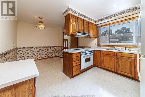 1898 Jefferson, Windsor, ON - Indoor Photo Showing Kitchen