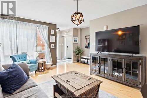 330 Fryer Street, Amherstburg, ON - Indoor Photo Showing Living Room