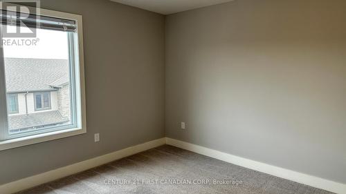 27 - 1960 Dalmagarry Road, London, ON - Indoor Photo Showing Other Room