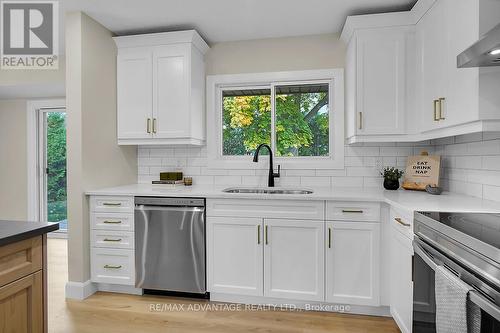 552 Everglade Crescent, London, ON - Indoor Photo Showing Kitchen With Double Sink