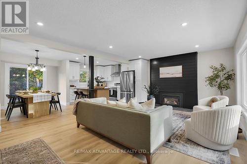 552 Everglade Crescent, London, ON - Indoor Photo Showing Living Room With Fireplace