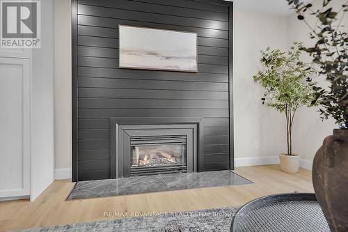 552 Everglade Crescent, London, ON - Indoor Photo Showing Living Room With Fireplace