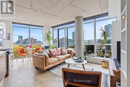 806 - 318 King Street E, Toronto, ON - Indoor Photo Showing Living Room