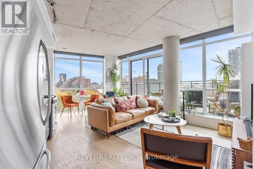 806 - 318 King Street E, Toronto, ON - Indoor Photo Showing Living Room