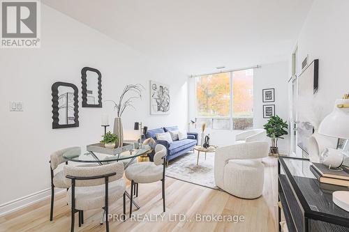 107 - 19 Northern Heights Drive, Richmond Hill, ON - Indoor Photo Showing Living Room