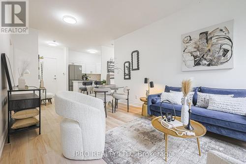 107 - 19 Northern Heights Drive, Richmond Hill, ON - Indoor Photo Showing Living Room