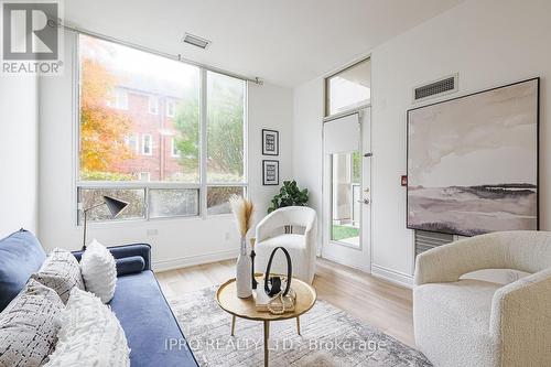 107 - 19 Northern Heights Drive, Richmond Hill, ON - Indoor Photo Showing Living Room