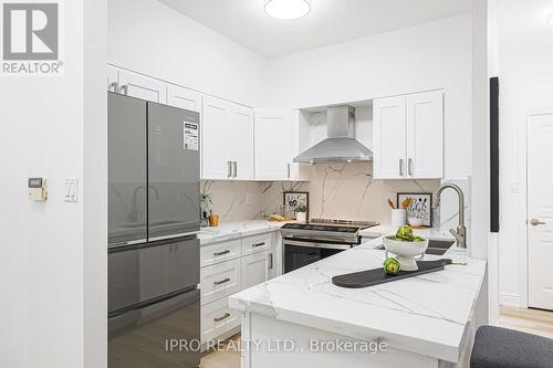 107 - 19 Northern Heights Drive, Richmond Hill, ON - Indoor Photo Showing Kitchen