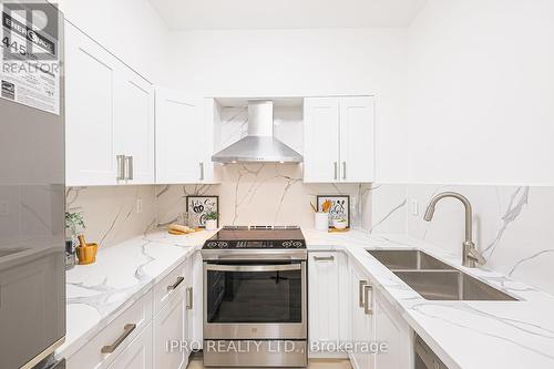 107 - 19 Northern Heights Drive, Richmond Hill, ON - Indoor Photo Showing Kitchen With Double Sink