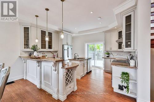 192 Waneta Drive, Oakville, ON - Indoor Photo Showing Kitchen With Upgraded Kitchen