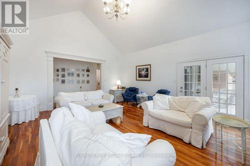 582 Wilson Line, Cavan Monaghan, ON - Indoor Photo Showing Living Room